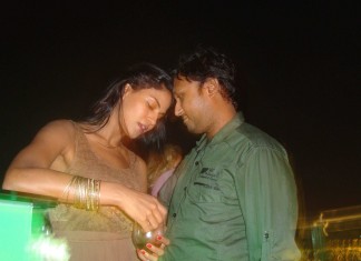 Love Sex and Role: Veena Malik snapped getting intimate with a filmmaker.