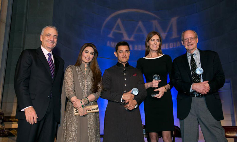 Reema Khan being presented AAM award.