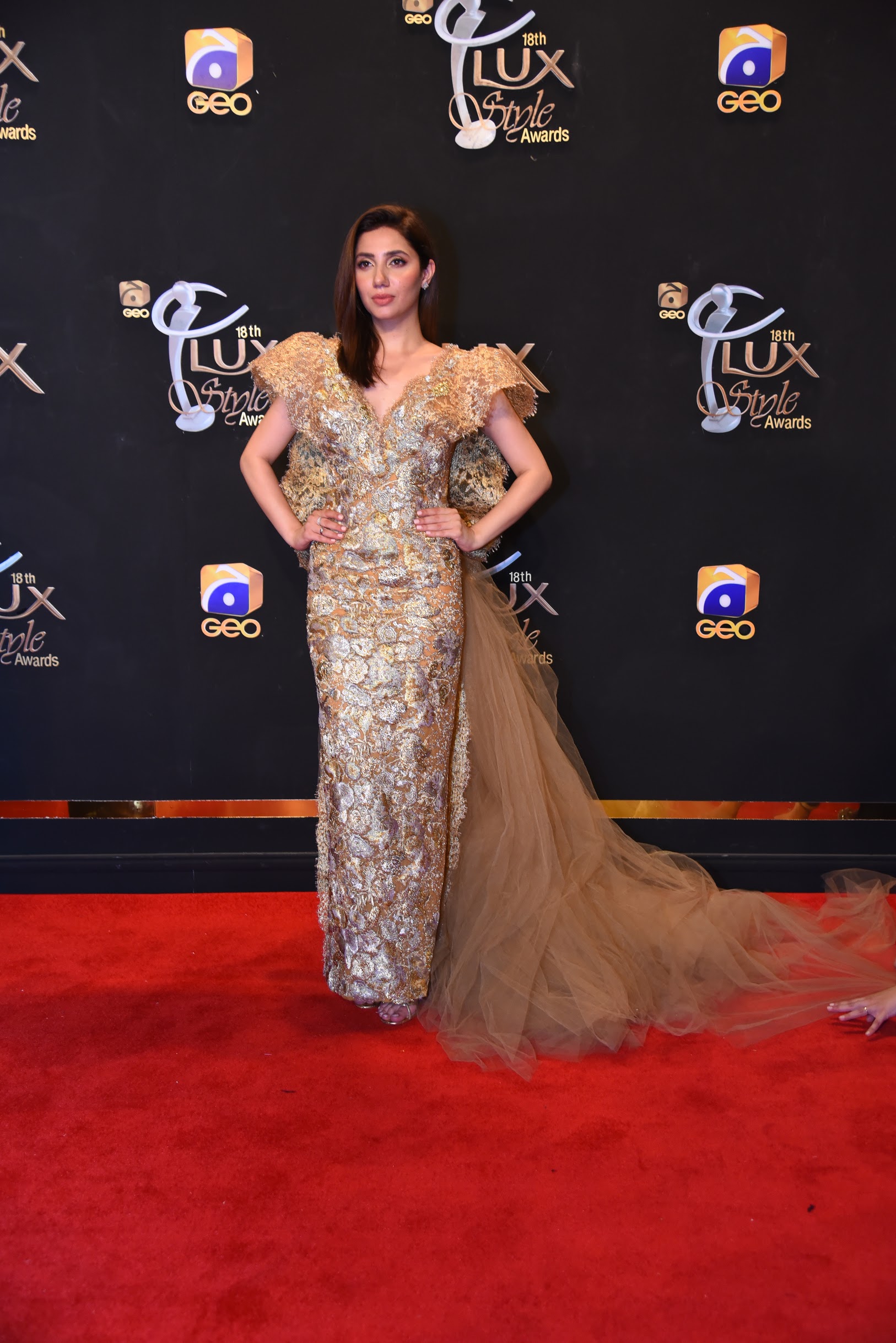 Dissecting Mahira Khans award show looks over the years